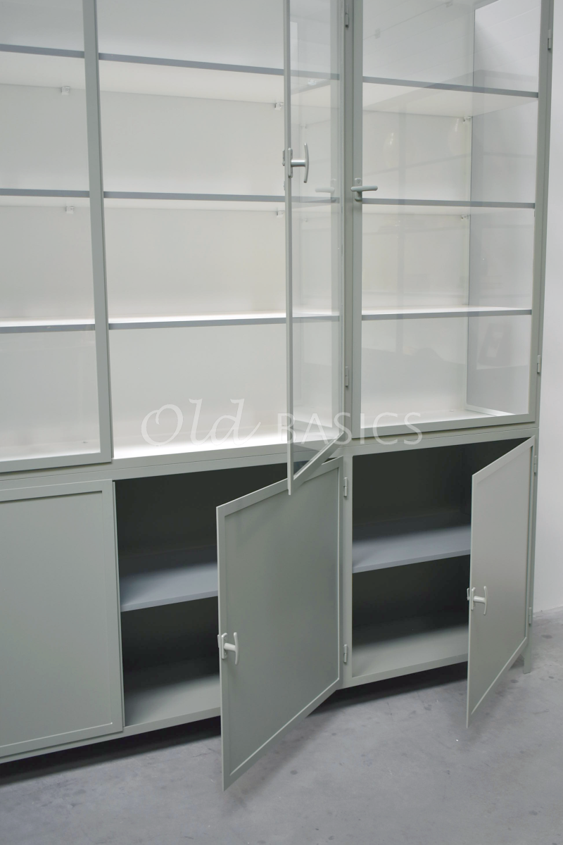 Detail van Apothekerskast Demi, 3 deuren, RAL7033, groen, grijs, materiaal staal